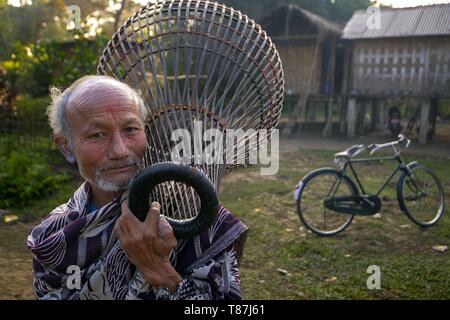 Indien, Assam, Majuli Island auf der Brahmapoutre Fluss, Fischer Stockfoto