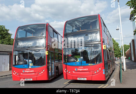 Zwei Nummer 277 Doppeldecker Ziel Highbury Corner, crossharbour Busbahnhof, Isle of Dogs, London Borough Tower Hamlets, England Großbritannien Stockfoto