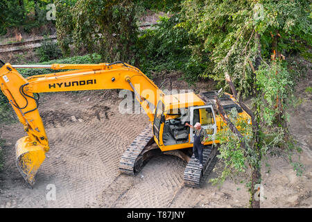 Stadt Ruse, Bulgarien - 18. September 2017, Ein unbekannter Fahrer stehen auf Baumaschinen auf der Baustelle Stockfoto