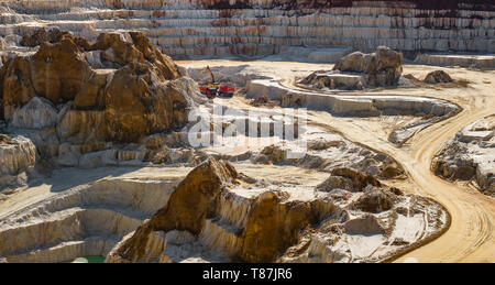 Bagger laden Muldenkipper mit rohkaolin in Kaolin Tagebau, Vetovo Bereich Village, Bulgarien. Stockfoto