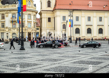 Stadt Sibiu, Rumänien - 9. Mai 2019. Europäische Beamte in die Autos am Informellen Treffen der Staats- und Regierungschefs 2019 in Big Square Sibiu, Stockfoto