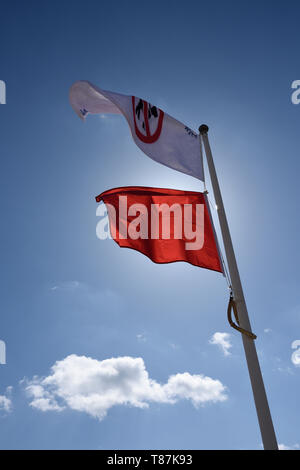 In Cleveleys an der fylde-Küste in lancashire uk flattern keine Hunde-Flagge und keine Badegfahne in der Brise auf dem weißen Fahnenmast, der von der Sonne beleuchtet wird Stockfoto