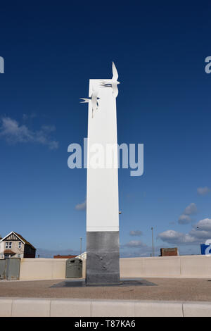 Seeschwalbenskulptur, weiß beschichtete Aluminiumstruktur, mythische Trailkunst an der promenade von cleveleys an der fylde-Küste in lancashire uk Stockfoto