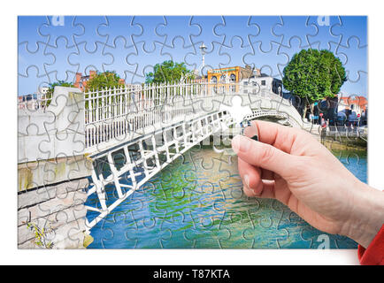 Die berühmteste Brücke in Dublin namens "Half Penny Bridge'-Konzept in Puzzle Form Stockfoto