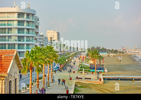 Larnaca, Zypern - Januar 24, 2019: Perspektive von Meer und Strand in Larnaca Stockfoto