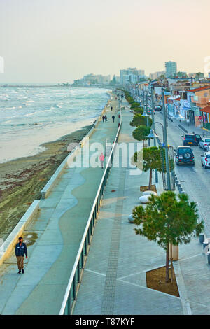 Larnaca, Zypern - Januar 24, 2019: Neue Meer und der Promenade in Larnaca Stockfoto