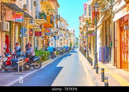 Rethymno, Kreta, Griechenland - 26. April 2018: Alte Einkaufsstraße in Rethymno Stockfoto