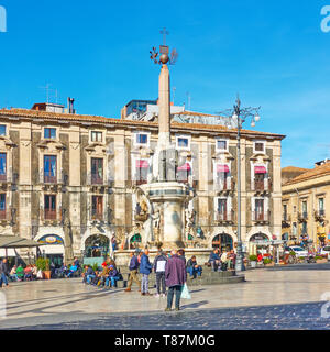 Catania, Italien - 16. März, 2019: Die Menschen in der Piazza del Duomo, in der Nähe von Fontana dell Elefante in Catania. Stockfoto