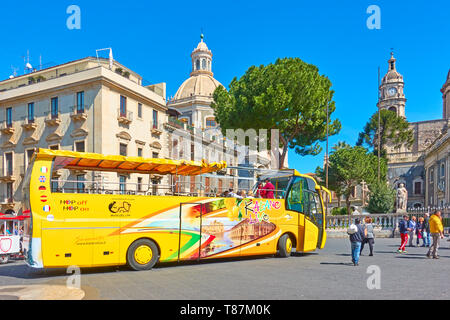 Catania, Italien - 16. März 2019: Gelb Hop-on-Hop-off-Bus an der Piazza del Duomo in Catania, Sizilien Stockfoto