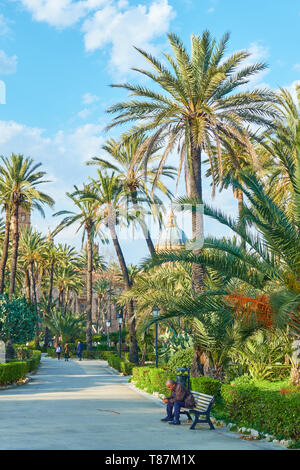 Palermo, Italien - 18. März, 2019: Die Menschen in der Villa Bonanno öffentlichen Garten in Palermo, Sizilien Stockfoto