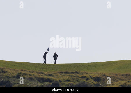 Golfspieler Silhouetten auf einem grünen in Spanien Stockfoto