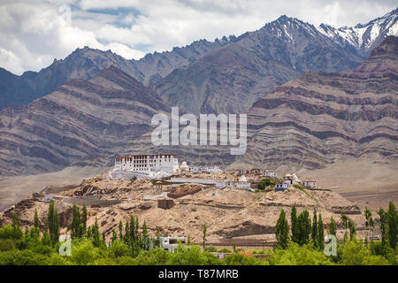 Stakna gompa Tempel buddhistische Kloster mit Himalaya Berge im Hintergrund Stockfoto