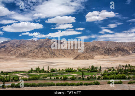 Schöne Panorama der grünen Indus Tal in der Nähe von Leh in Ladakh, Indien Stockfoto