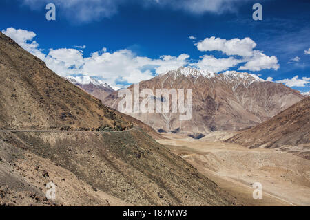 Mountain Road in Nubra Tal im Himalaya. Stockfoto