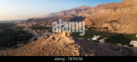 Dhayah Fort im Norden von Ras Khaimah Emirat in den VEREINIGTEN ARABISCHEN EMIRATEN Luftaufnahme Stockfoto