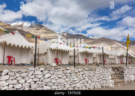 Tented Tourist Camp bei Pangong Tso See in Ladakh. Stockfoto