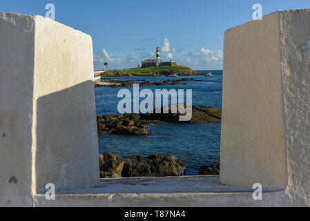 Blick von der Festung von Santa Maria nach Barra Leuchtturm in Salvador Bahia in Brasilien Stockfoto