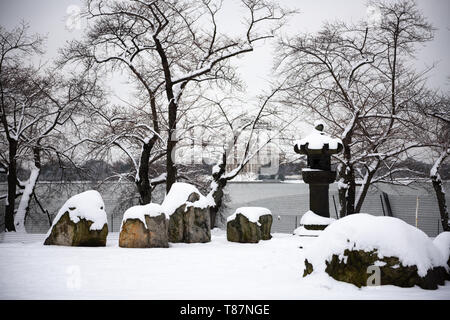 WASHINGTON DC, Vereinigte Staaten – die japanische Lantern, ein historisches Steinartefakt, steht im Tidal Basin in Washington, D.C., im Schnee versteckt Diese Winterszene unterstreicht die Ausdauer und historische Bedeutung der Lantern als Symbol der Freundschaft zwischen Japan und den Vereinigten Staaten. Stockfoto
