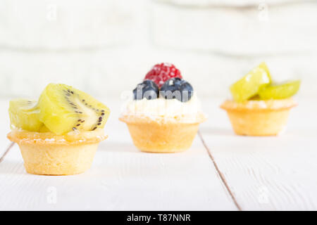 Obst Törtchen auf dem Tisch Stockfoto