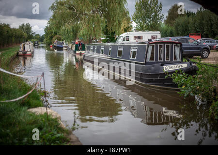 Gruppe von Canal Boote an Aynho Wharf UK Stockfoto