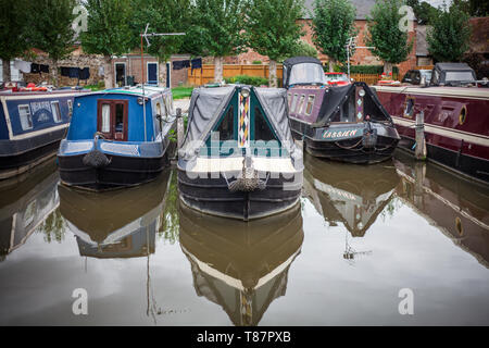 Gruppe von Canal Boote an Aynho Wharf UK Stockfoto