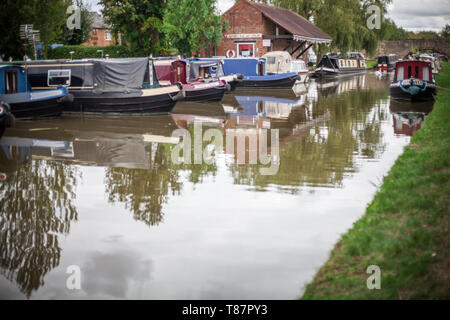 Gruppe von Canal Boote an Aynho Wharf UK Stockfoto