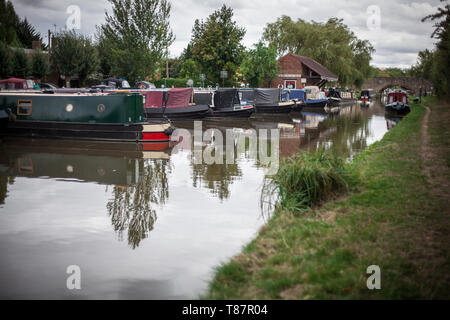 Gruppe von Canal Boote an Aynho Wharf UK Stockfoto