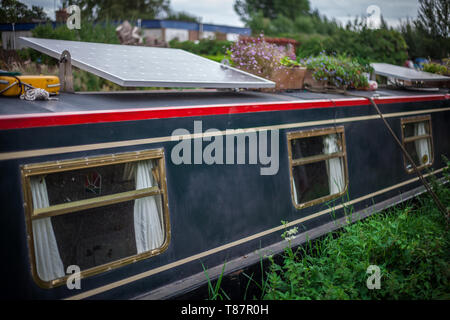 Solarmodul auf Kanal Boot UK Stockfoto