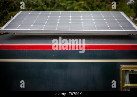 Solarmodul auf Kanal Boot UK Stockfoto