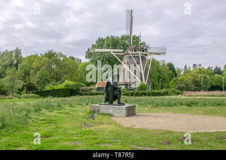 Rembrandt Statue und De Riekermolen Windmühle in Amsterdam Die Niederlande 2019 Stockfoto