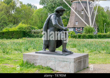 Rembrandt Statue und De Riekermolen Windmühle in Amsterdam Die Niederlande 2019 Stockfoto