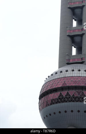 Teilweiser Blick auf den Oriental Pearl Tower in Shanghai, VR China Stockfoto