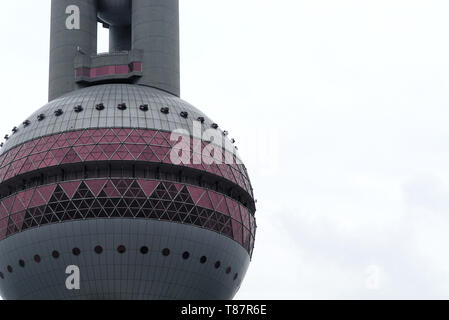 Teilweiser Blick auf den Oriental Pearl Tower in Shanghai, VR China Stockfoto