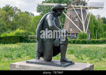 Rembrandt Statue und De Riekermolen Windmühle in Amsterdam Die Niederlande 2019 Stockfoto