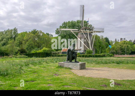 Rembrandt Statue und De Riekermolen Windmühle in Amsterdam Die Niederlande 2019 Stockfoto