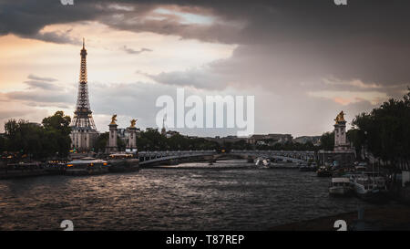 Die Seine und den Eiffelturm unter einem dunklen Sonnenuntergang in Paris. Stockfoto
