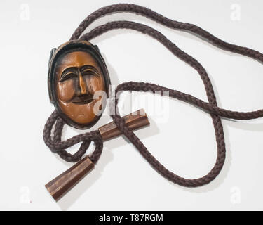 Holz- Halskette mit einem lächelnden Gesicht Stockfoto