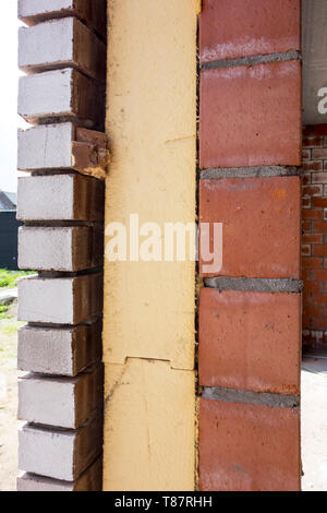 Nahaufnahme von zweischaligen Wand Dämmplatten in Mauerwerk Hohlräume in neu gebauten Haus verwendet, um Wärmeverluste zu reduzieren ausgestattet Stockfoto