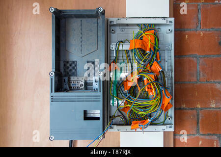 Elektrische Drähte/Kabel/Leitungen in neuen Sicherungskasten in neu gebaute Haus im Bau Stockfoto