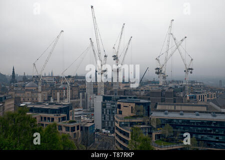 April - 2019. Hohe Kräne auf der Baustelle in der Stadt Edinburgh, Vereinigtes Königreich Stockfoto