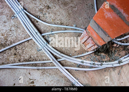 Elektrische Drähte/Kabel/Leitungen auf dem Boden in neu gebauten Haus Feste im Bau Stockfoto