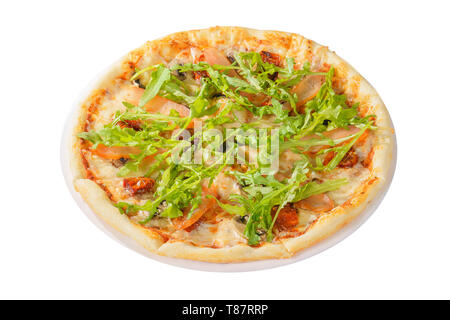 Pizza mit Rucola, getrockneten Tomaten und Champignons ganze Runde, in Stücke schneiden, auf einem weißen Hintergrund isoliert, Seitenansicht Stockfoto