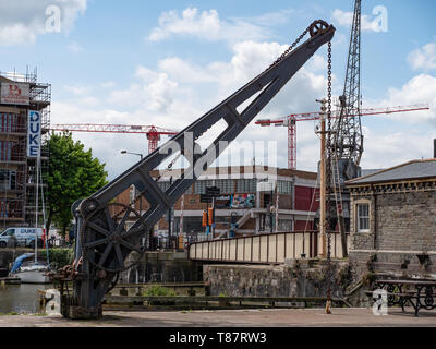 Krane Alte und Neue von Swing Bridge am Hafen von Bristol, Bristol, UK. Stockfoto