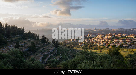 Morgens einen Schleier über Jerusalem, Israel. Ein Foto auf "golden hour", die den nördlichen Eingang in die Stadt in der Dämmerung, hinter die angrenzende Stadt Stockfoto