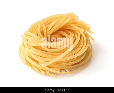 Ungekocht tagliolini pasta Nest isoliert auf weißem Stockfoto