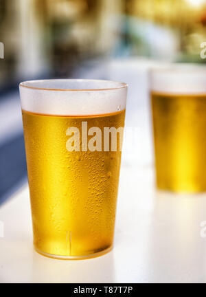 Zwei beschlagenen Kunststoff Bier Tassen outdoor Stockfoto