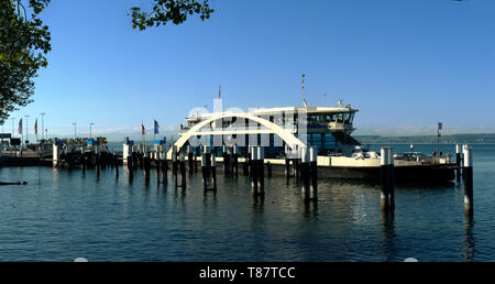 Blauer Himmel über Meersburg Hafen für die Autofähre bereitet abzuweichen. Stockfoto