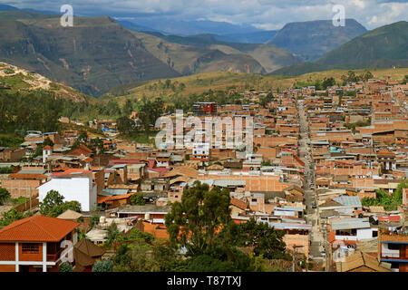 Eindrucksvolles Stadtbild von Chachapoyas Blick vom Mirador Luya Urco, Chachapoyas, Amazonas Region, Peru, Südamerika Stockfoto