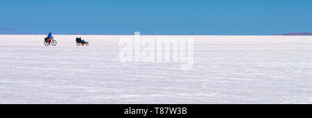 Radfahrer im Salar de Uyuni (Uyuni Salzebenen), Potosi, Bolivien Stockfoto