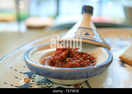 Closeup marokkanischen Harissa Chili Paste oder Sauce serviert mit herzhaften marokkanischen Crepes Stockfoto